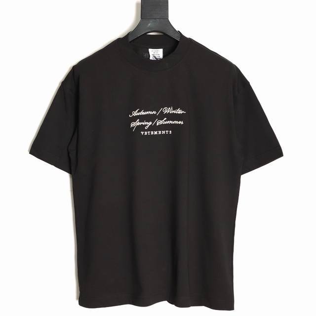 Vetements short-sleeved T-shirt with embroidered cursive slogan and logo. DDD. M