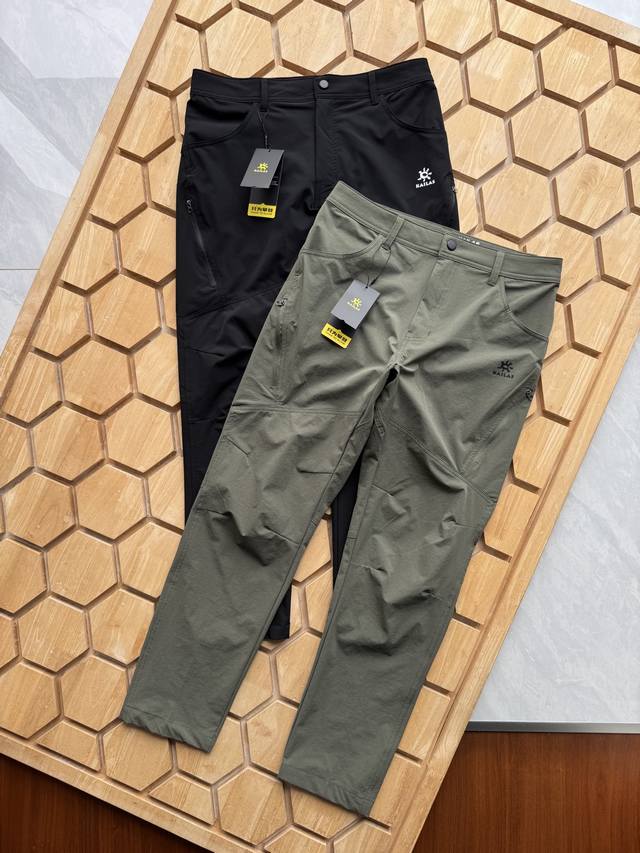 New arrival Explore without boundaries, this pair of Kalenji overalls is your ou