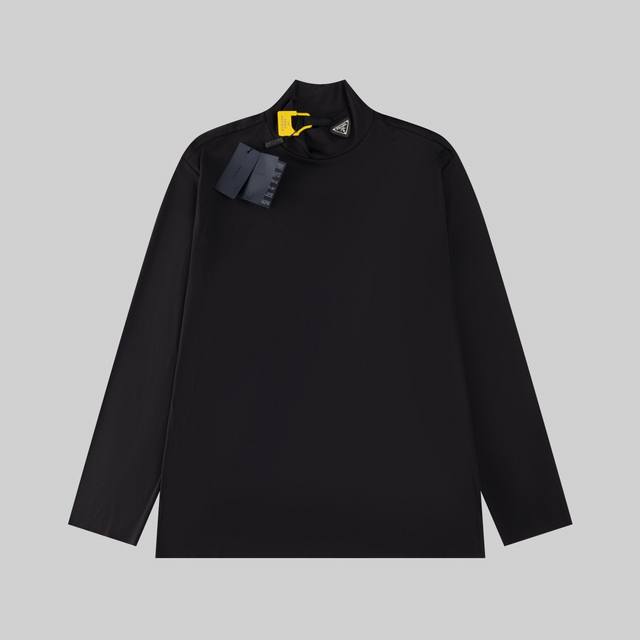 High-end Prada high-collared bottoming shirt with triangle leather label. Fabri