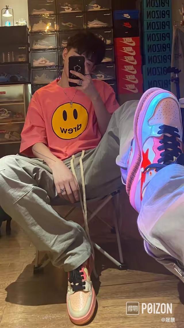 Drew House's classic smiley face short-sleeved T-shirt, available in 20 colors,