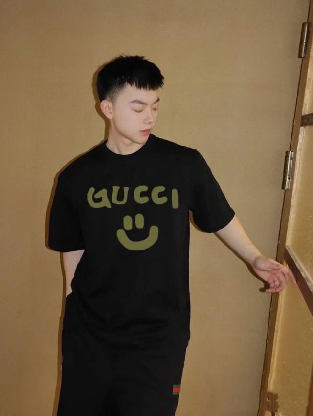 Gucci's new spring/summer smiley face print short-sleeved T-shirt has a simple a
