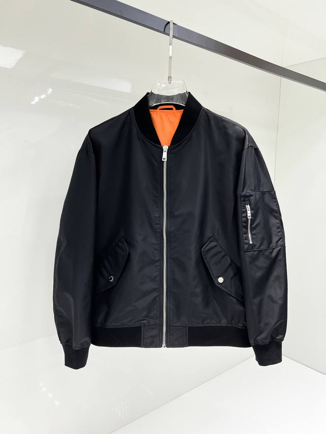 Prada jacket, a popular early fall 2025 model, is a new casual and fashionable