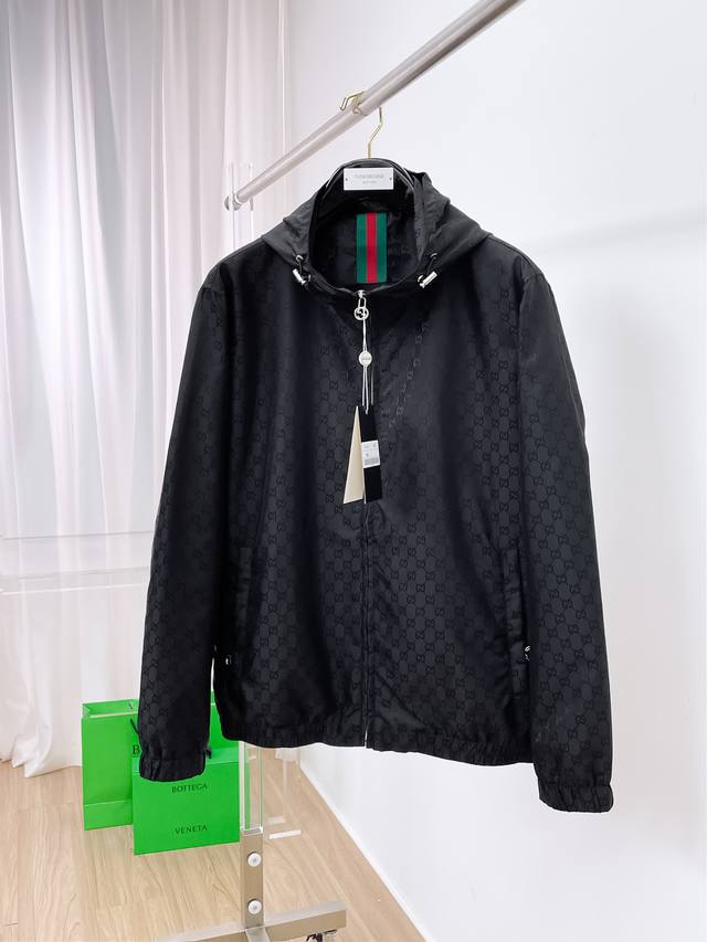 Gucci's high-quality new fall/winter jacket, fresh from the runway, is in immacu