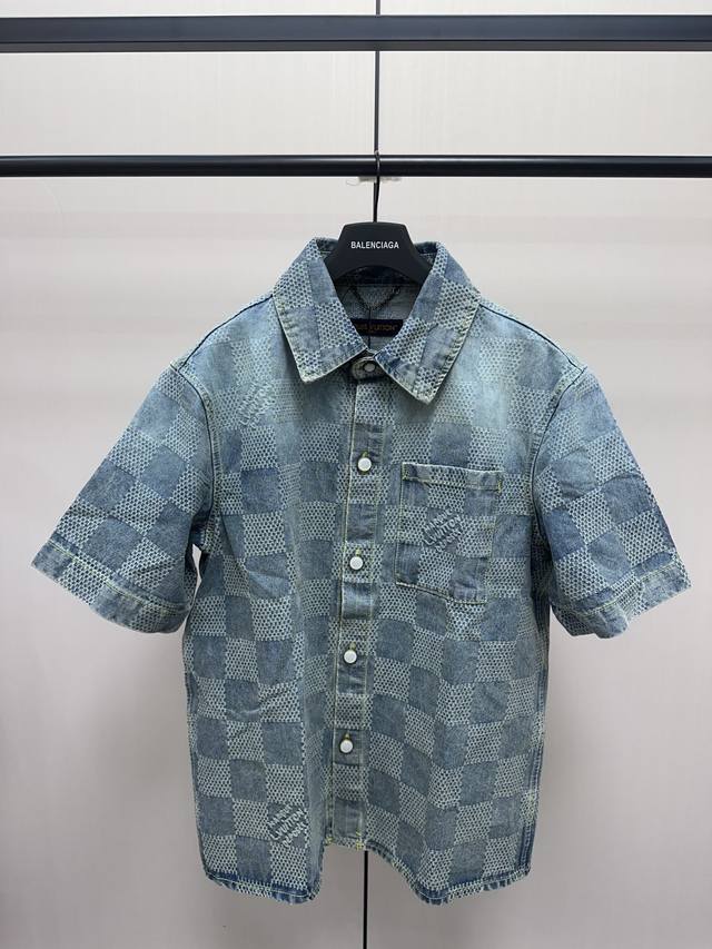 Louis Vuitton checkerboard denim short-sleeved shirt uses the brand's iconic 3D