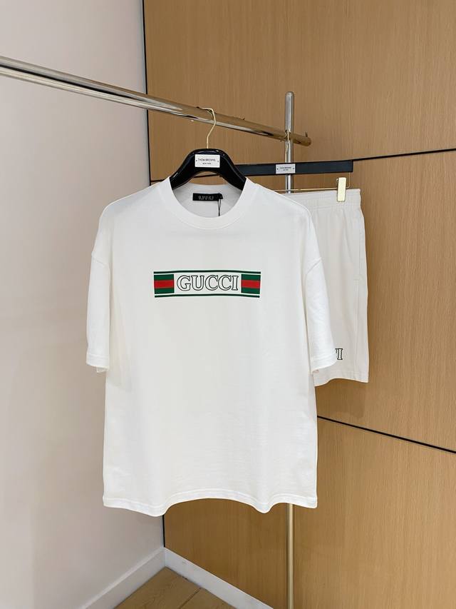 Gucci's high-end custom-made collar and sleeve hem feature ripped holes. This 20