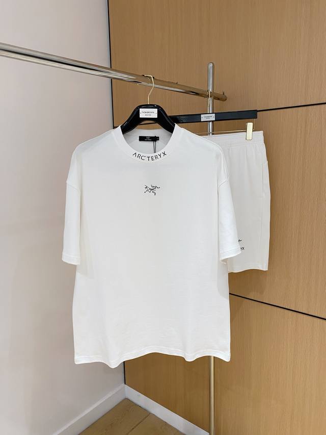 Arc'teryx's high-end custom-made collar and sleeve hem feature ripped holes. Th
