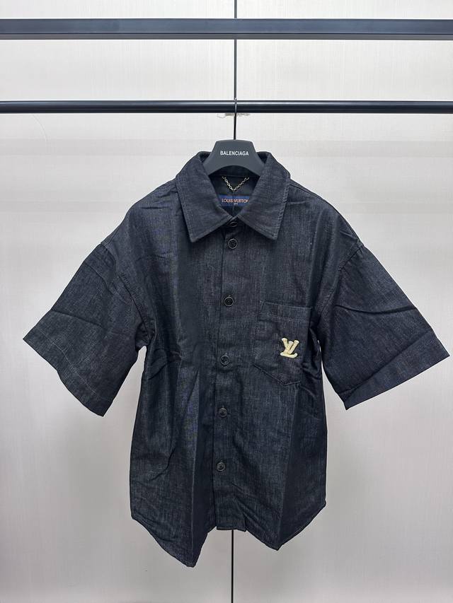 Louis Vuitton Raffia Embroidered Denim Short-Sleeve ShirtThese shorts are crafte