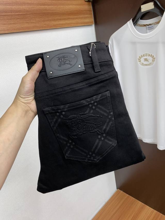 Burberry's new 2025 Spring/Summer casual jeans feature a clean, sharp cut and a