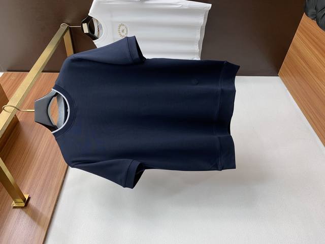 Lp The new Loyo Pianya 2025 Fall/Winter collection features a short-sleeved, cus