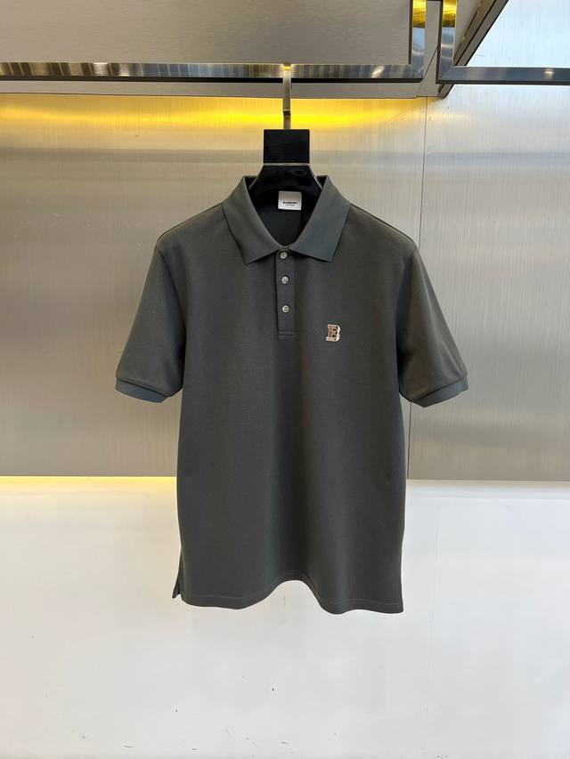 A classic and fashionable short-sleeved polo shirt with a lapel, embellished wi