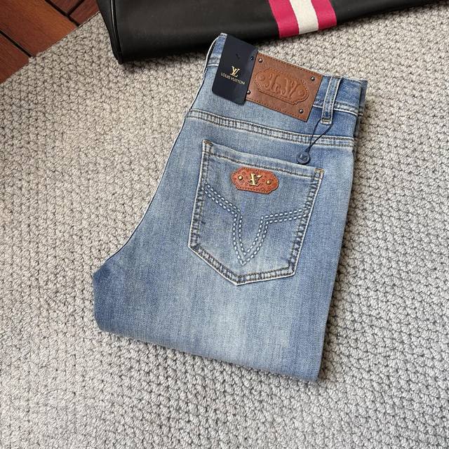 Lv New men's jeans with excellent stretch. Exclusively available on our official
