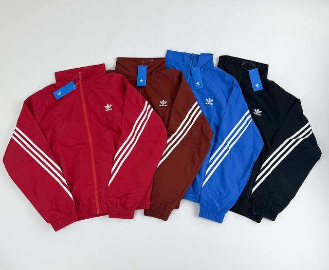 Trefoil colorblock jacket A casual jacket that combines comfort, lightness and