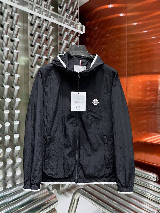 Same style as the official Moncler website, all three labels are available for