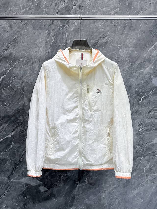 Moncler's new 2025 spring jacket, a new model from the runway, is in immaculate