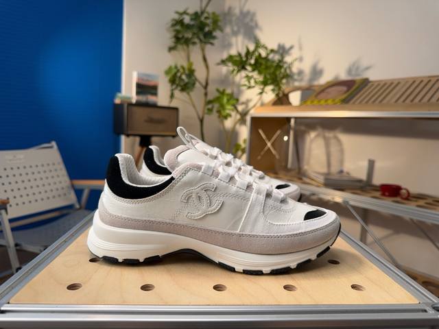 Price adjustment Chanel 25A calfskin round toe lace-up low-top casual shoes Siz