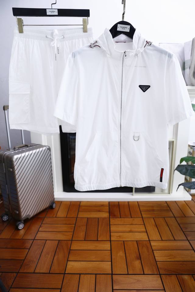 Mos Pula* Pr*Da. New summer item! Stylish and casual men's short-sleeved suit! C