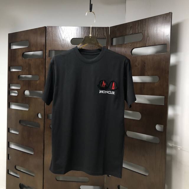 Qiu Moncler's latest short-sleeved T-shirt for the 2025 Spring/Summer collection
