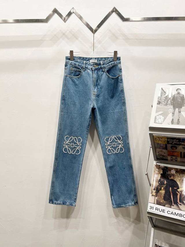 Style No.: K1410 Loewe's 2025 new pair of washed, loose-fitting jeans with a lo