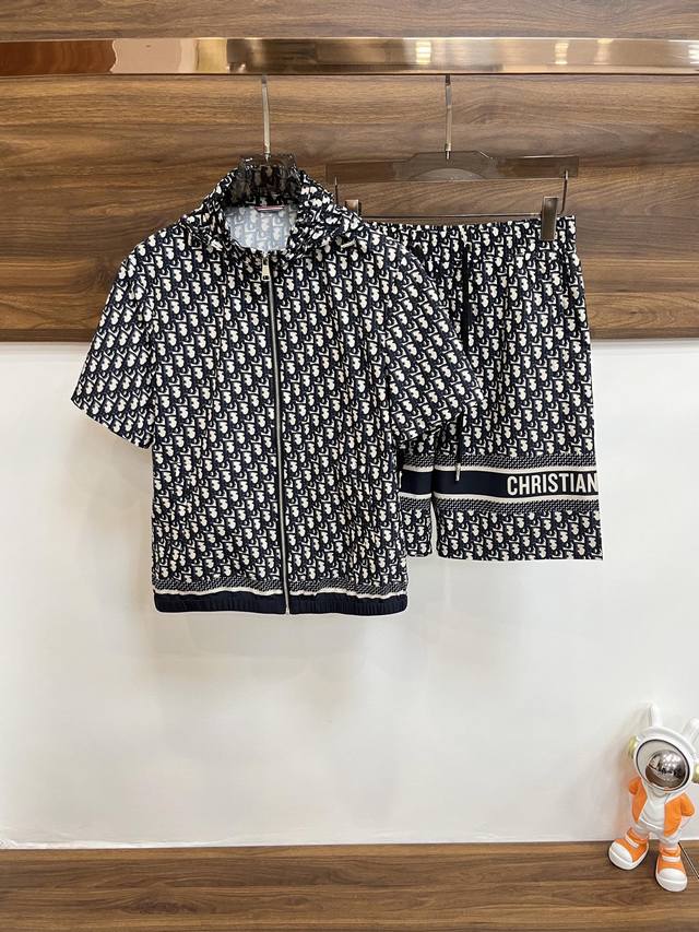 Mos is featuring the Dior SS Early Spring Hooded Short-Sleeved Cardigan Set. It'