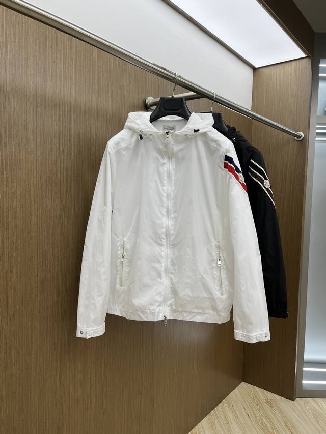 A hot-selling new spring men's jacket, featuring the original three labels and a