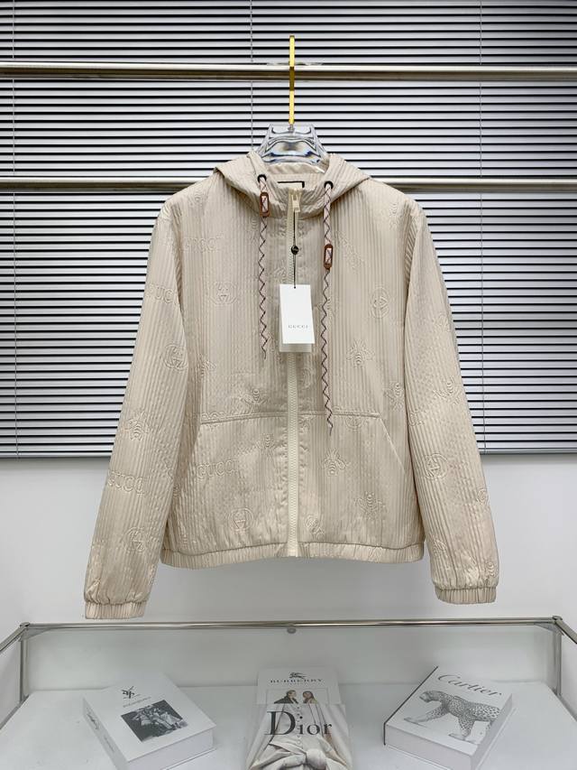 Gucci 2025 Fall/Winter hit jacket and trench coat. All-over embossing craftsmans