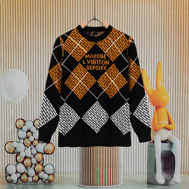This popular Louis Vuitton men's high-density knit sweater is very simple and e