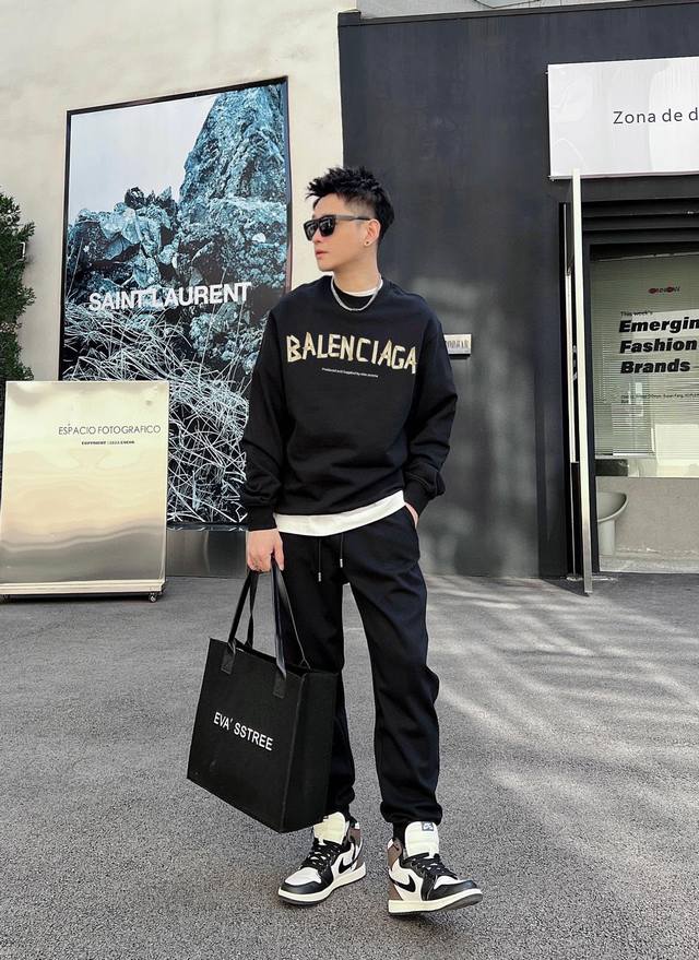 Balenciaga's official website offers new letter prints. The double-layer, heavy-
