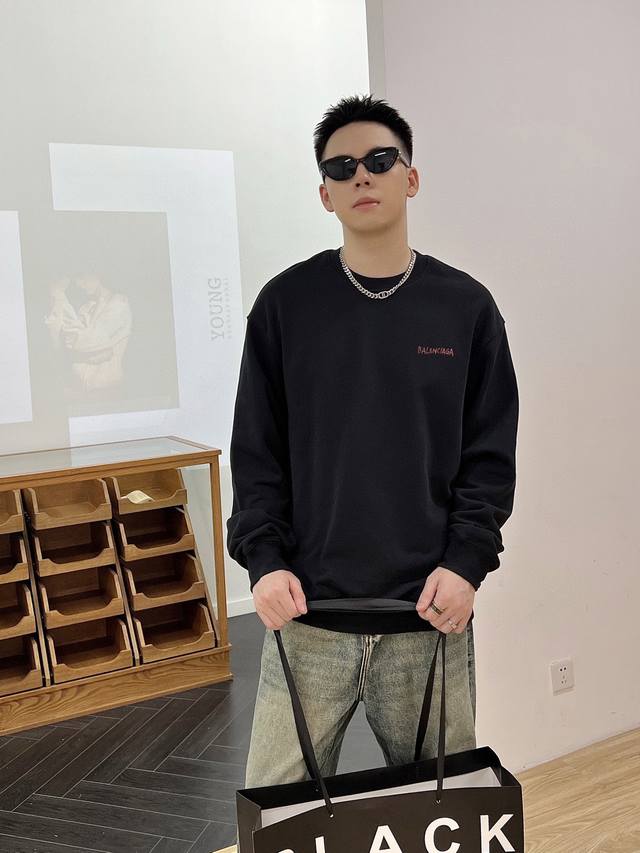 Balenciaga's official website offers new letter prints. The double-layer, heavy