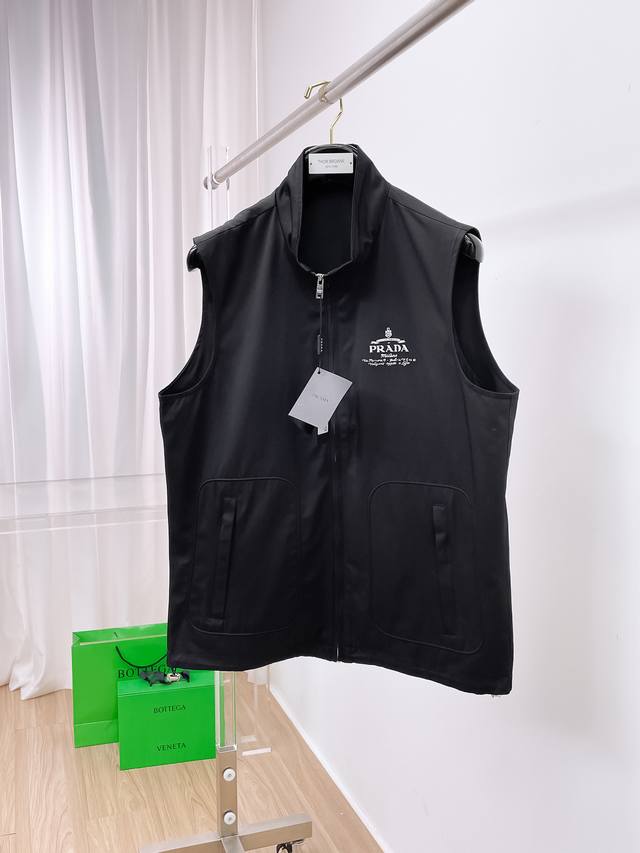 Prada Vest 2025Fw Fall/Winter New Hooded Jacket. This jacket features a windproo