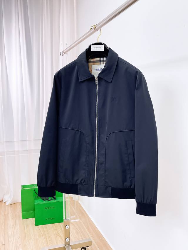 Burberry's new jacket is a hot item, a popular fall/winter 2025 model. This sty