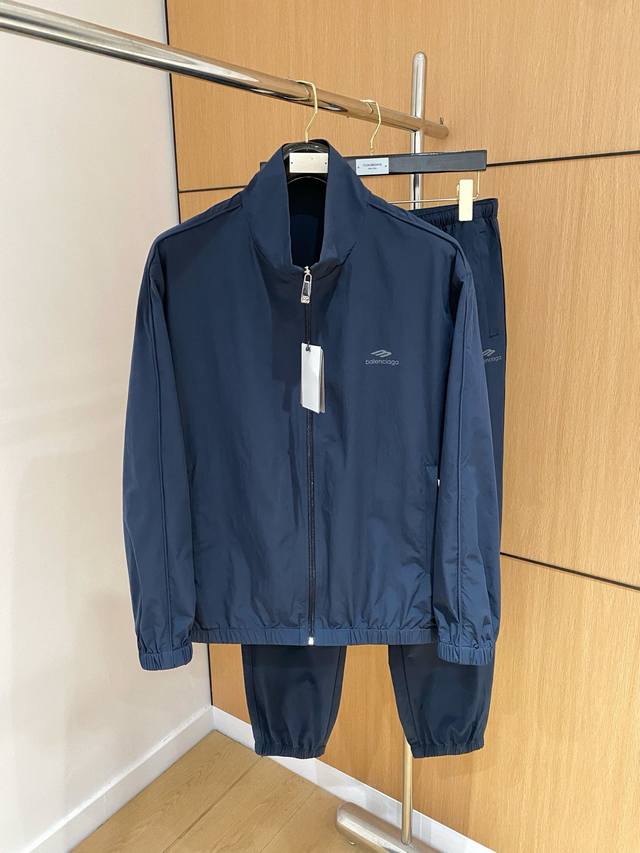 Balenciaga's new 25Ss early spring sportswear set. Nylon windbreaker and sweatp