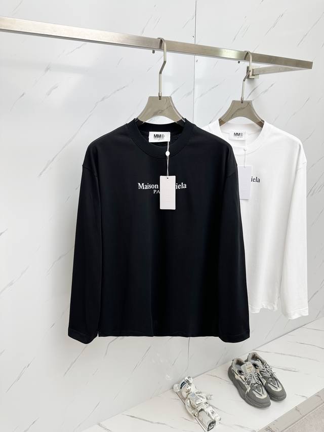 Mm Printed long-sleeved T-shirt. Classic red and green contrast design with a va