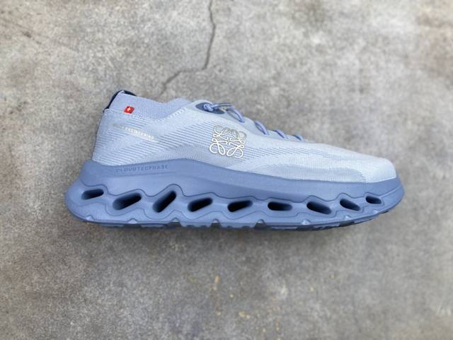 On Cloudtilt Loewe's outdoor street-style functional running shoes, Cloud Hi Edg