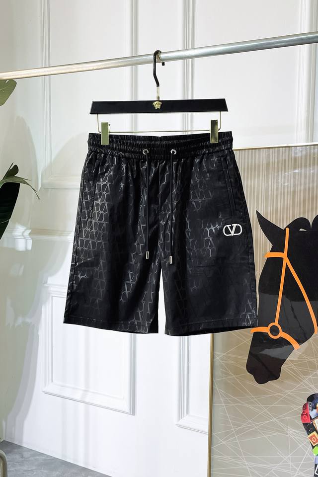 Valentino 2025Ss official website synchronized new high-end casual shorts for su