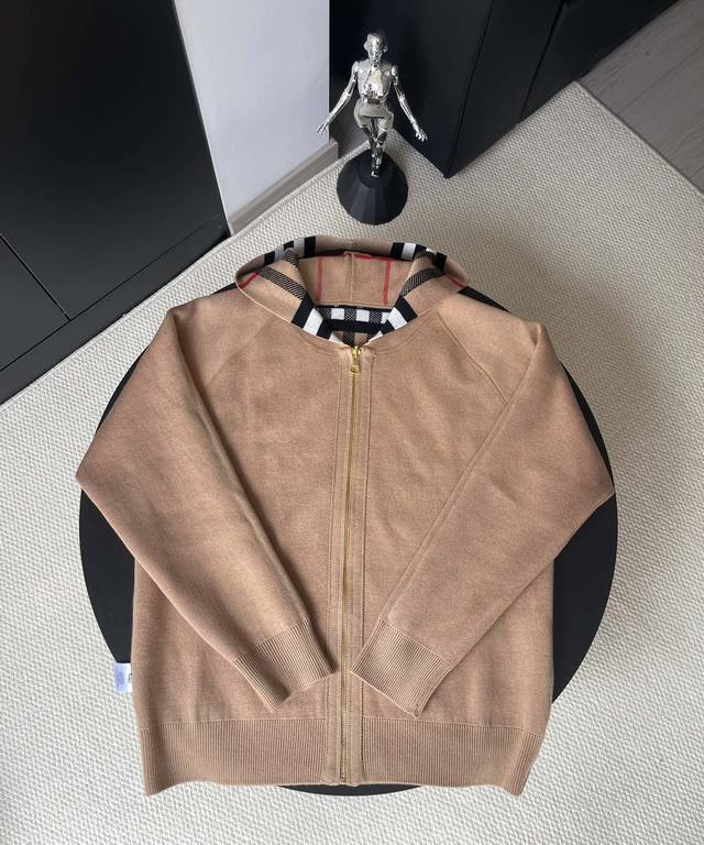 Burberry Double-Sided Cashmere Logo Warhorse Check Knit Jacket This super thick