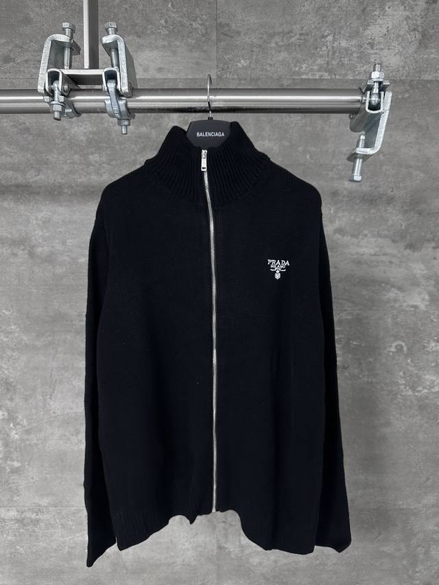 In stock: Prada 23Fw embroidered chest logo zipper sweater, black, DDD. Origina
