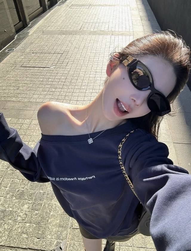 Haute couture style with a great fit American retro off-shoulder sweatshirt with