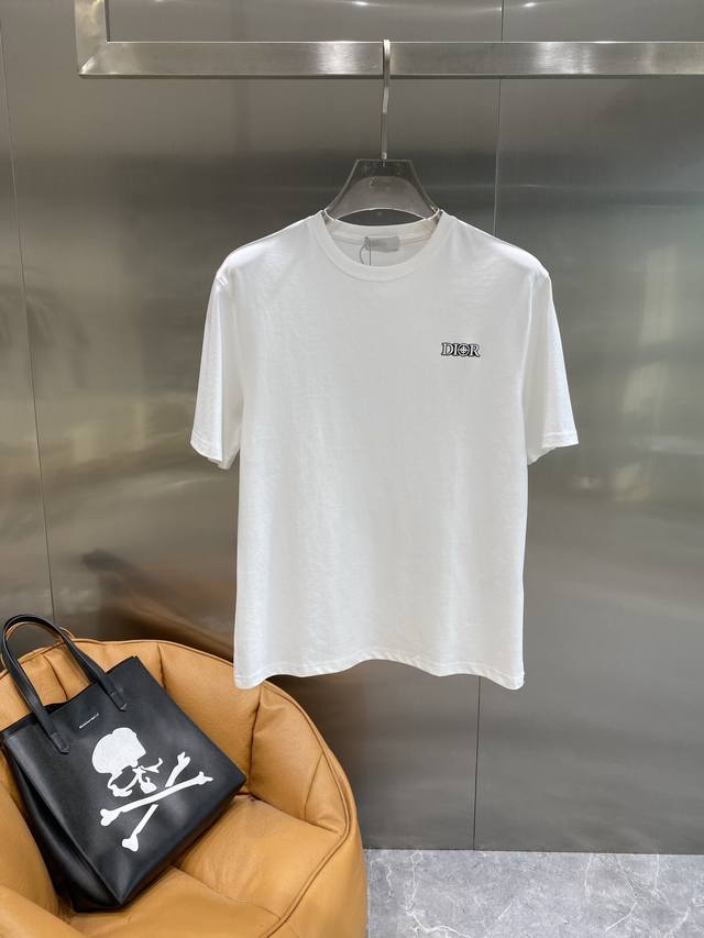 DijiaDior short-sleeved shirt is simple to the extreme, with a small logo hiding