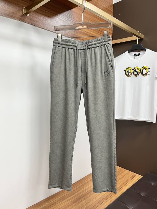Loewe's 2025 Spring/Summer hit casual sweatpants are a must-have this season. Th