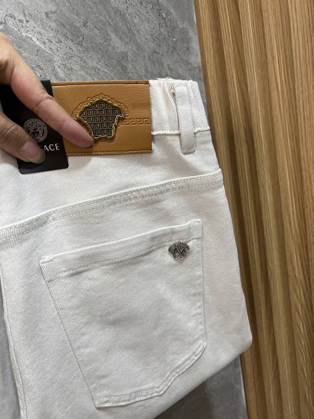 Versace 2025 Spring/Summer new arrivals, three-label jeans. Great product, no ne