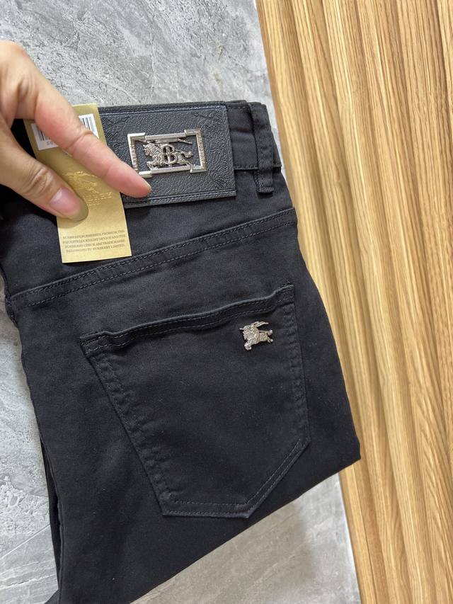 Burberry 2025 Spring/Summer new jeans with all three labels. Great product, no n
