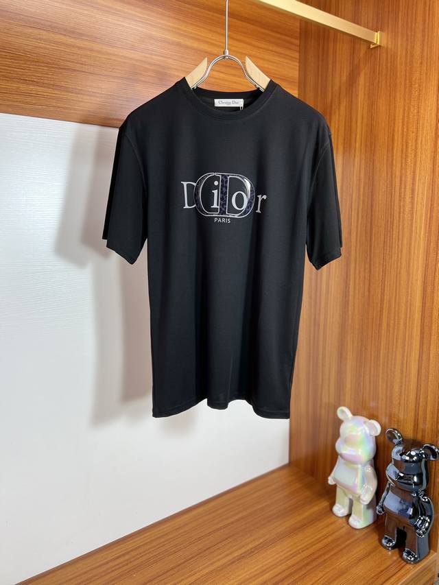 Dior Spring/Summer new arrivals. Round neck, short-sleeved T-shirt with all thre