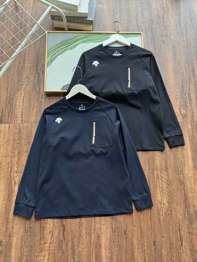 Style No.: 51306 This Descente men's round-neck, long-sleeved sweatshirt for fa