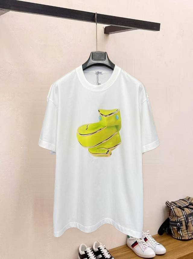 Pg A stylish, minimalist short-sleeve top featuring the latest pure cotton fabri