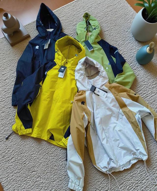 Lightweight outdoor hooded jacket is made of 2.5-layer H2No technical fabric. H2