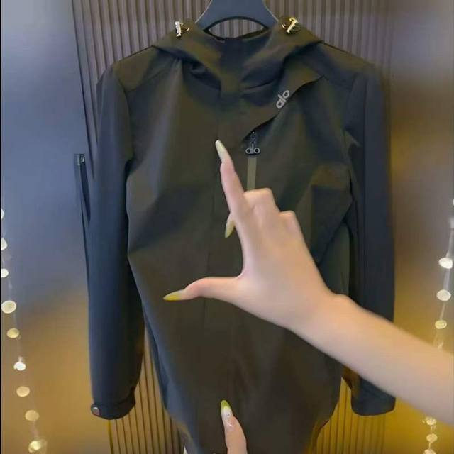 Alo Outdoor Mountain Workwear Hooded Jacket Color: Black This softshell jacket i