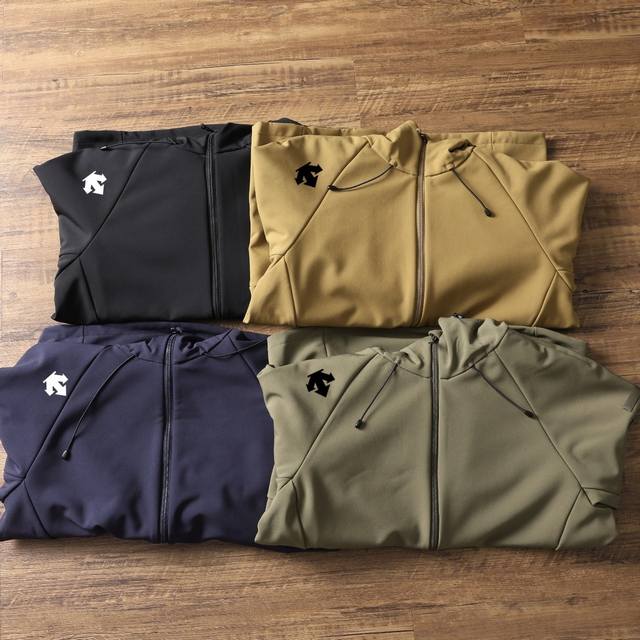 Descente men's hooded fleece softshell sport jacket. Made from professional outd