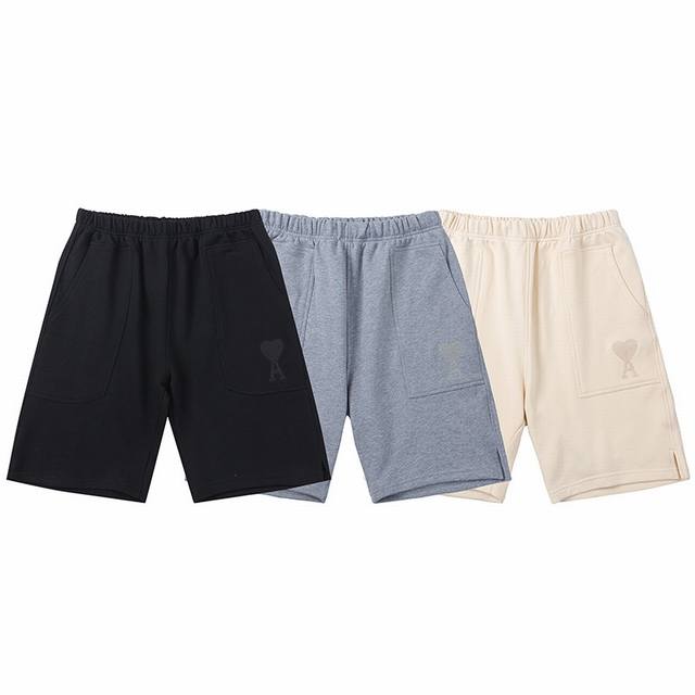 207#Ami embroidered heart shorts. Three-dimensional embroidery in the same color