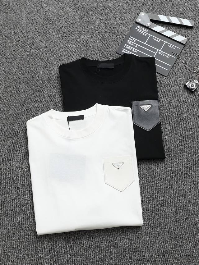 Prada 25Ss Craftsmanship: A pure cotton short-sleeved T-shirt with a hardware po