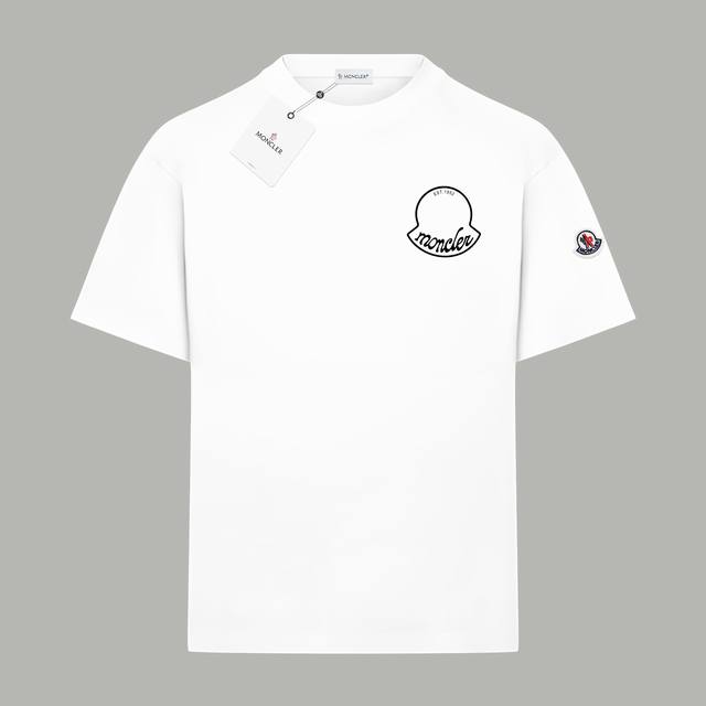 Moncler's official website, the same 1952 classic logo and letter print double-y